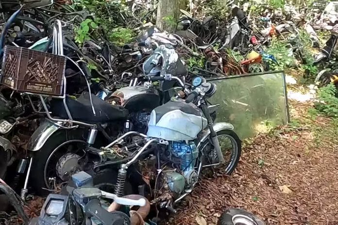 enorme verzameling motorfietsen gevonden