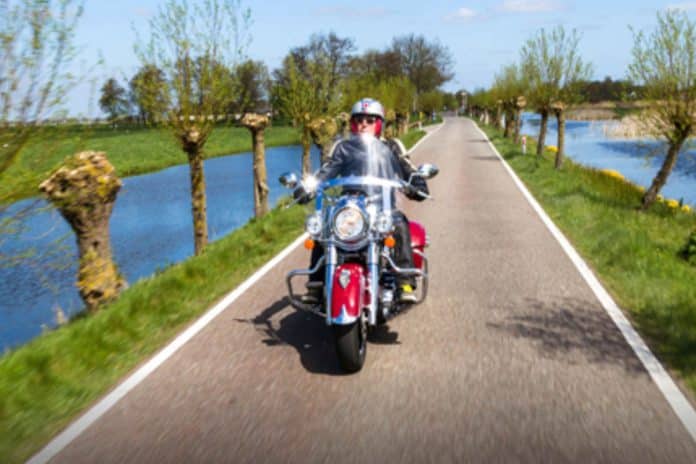 motorrijder in lente