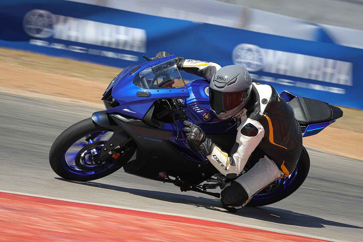 Mt R125 Test: 2023 Yamaha MT-125 en R125
