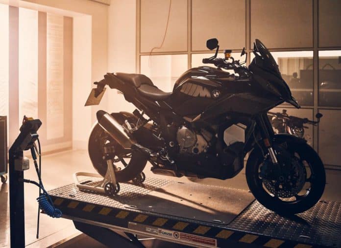 BMW M 1000 XR 4