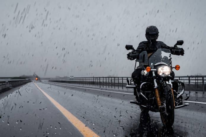 Motorrijden in de regen