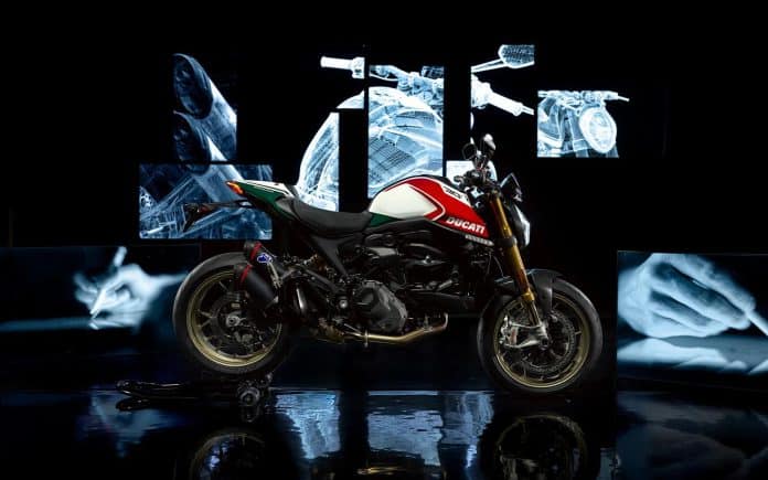 Ducati's Monster viert zijn 30-jarig bestaan met de gelimiteerde 30th Anniversario editie, voorzien van unieke kenmerken en specificaties. Overzicht van de nieuwe features en prijsinformatie.