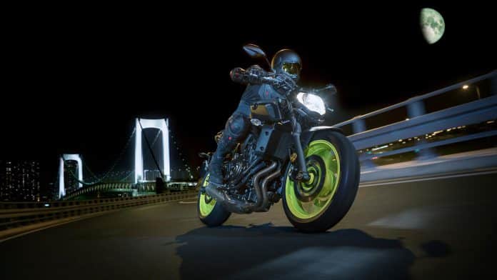 Roger van de Kuinder (rechts) van Exclusief Yamaha-dealer Van de Kuinder Motoren is de man die ons kan uitleggen waarom de MT-07 zo waardevast is.