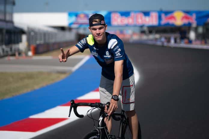 Om zijn voet te sparen deed Collin donderdag de ‘trackwalk’ niet lopend, maar stapvoets met de fiets.