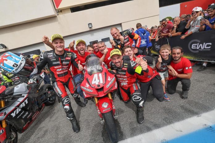 ChromeBurner RAC41 Honda waande zich voor even wereldkampioen. Met in het motorpak links Chris Leesch, rechtsonder Jonathan Hardt en rechtsboven Wayne Tessels.