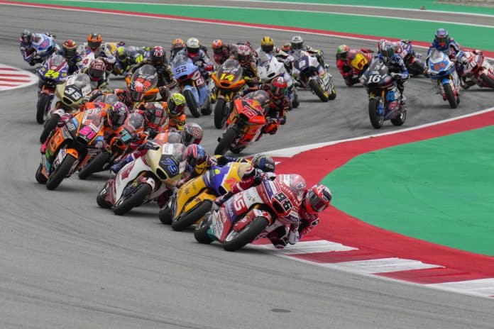 Jake Dixon (96) werd de winnaar van de spannende Moto2 race in Barcelona.
