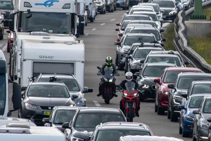 Motoren op snelweg door file
