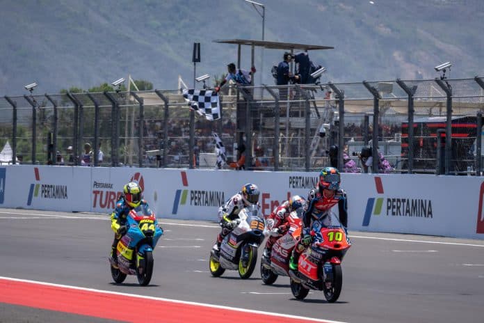 Collin Veijer (95) kwam nipt als vierde over de finish. Diogo Moreira (10) viert zijn eerste GP-zege.