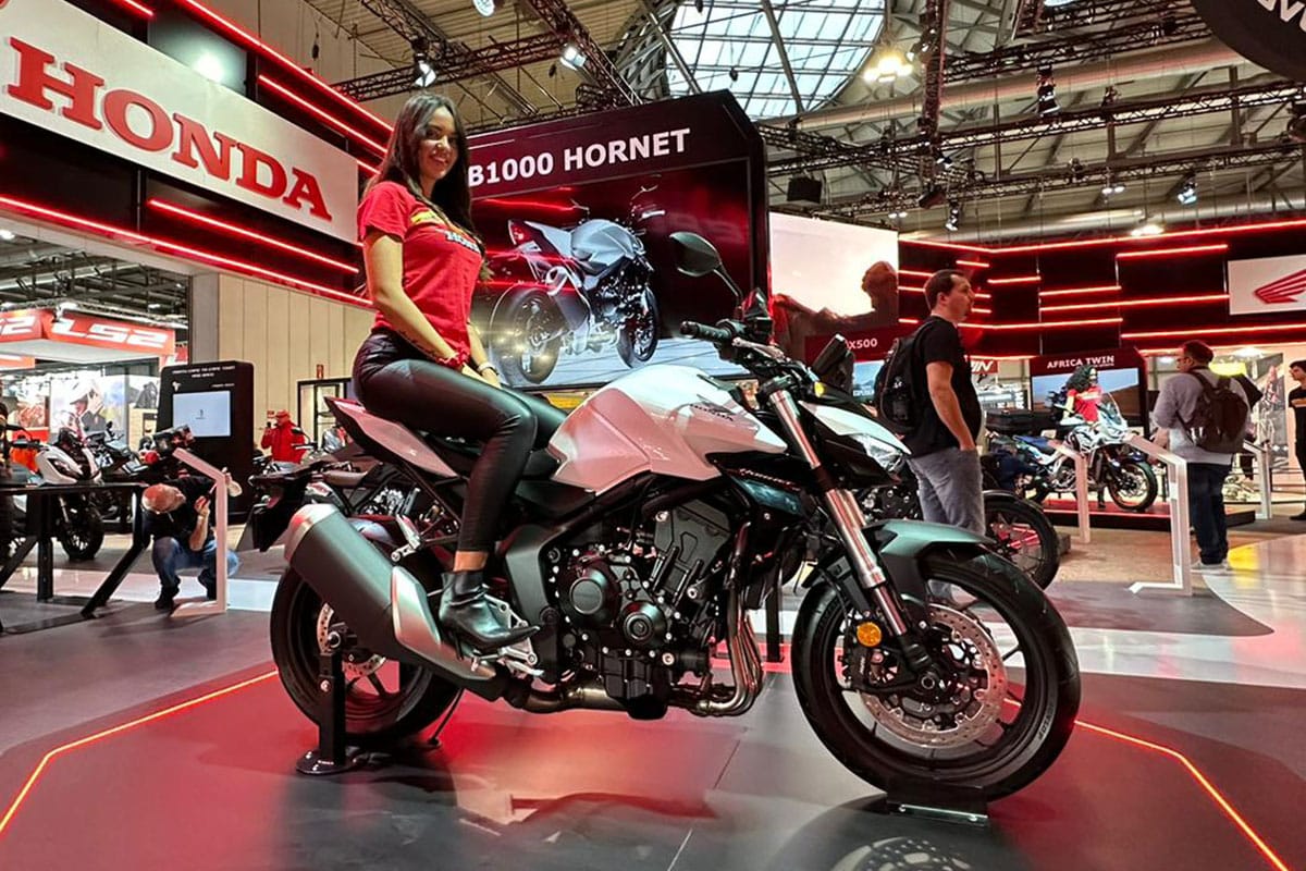 spreidt z'n vleugels 2024 Honda CB1000