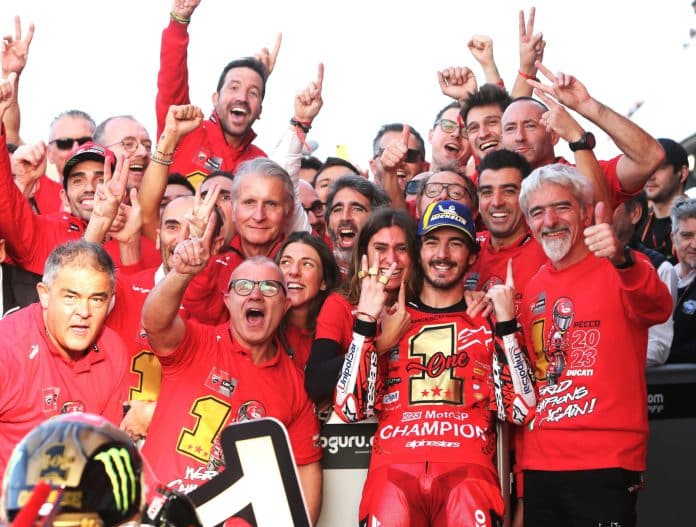 Pecco Bagnaia en zijn Ducati-team vieren de tweede MotoGP-wereldtitel.