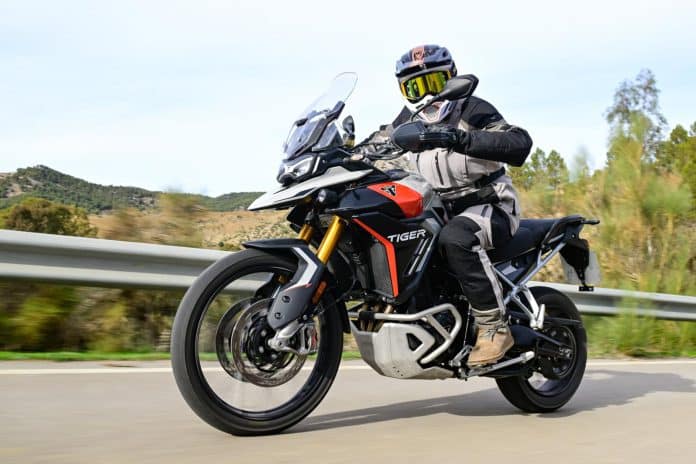 Test 2024 Triumph Tiger 900 Rally Pro en GT Pro: broederstrijd