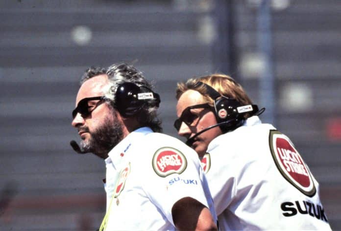 Garry Taylor (l) samen met cheftechnicus Stu Shenton in 1993, het jaar dat ze met Kevin Schwantz 500cc-wereldkampioen werden.