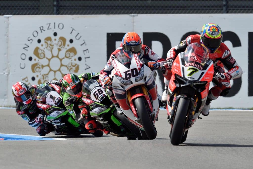 Beginfase van de race met Chaz Davies (7) voor Michael van der Mark (60), Tom Sykes (66) en Jonathan Rea (1).