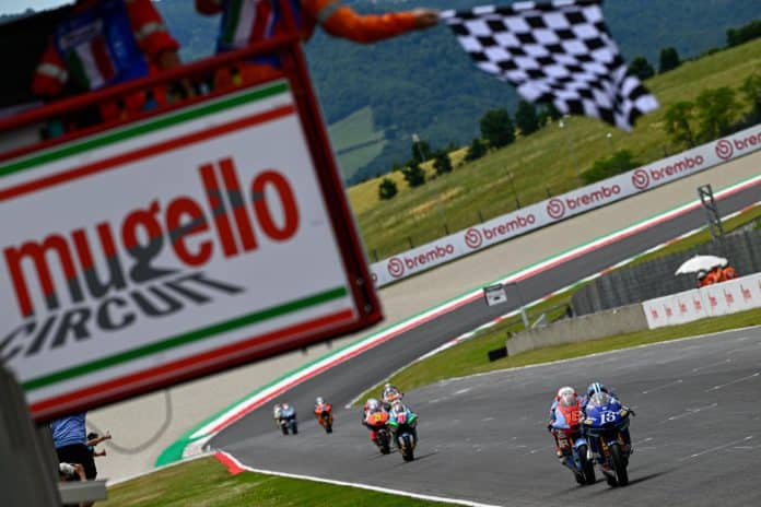 Joe Roberts (16) pakt de Moto2-winst in Mugello nipt voor Manuel Gonzalez (18). Alonso Lopez (21) won de strijd om de derde plaats.