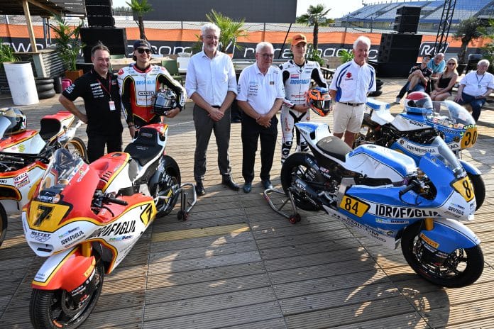 Achter de motoren v.l.n.r. Teammanager Jarno Janssen, Barry Baltus, burgemeester Marcou Out van Assen, teameigenaar Roelof Waninge, Zonta van den Goorbergh en Wil Hartog.