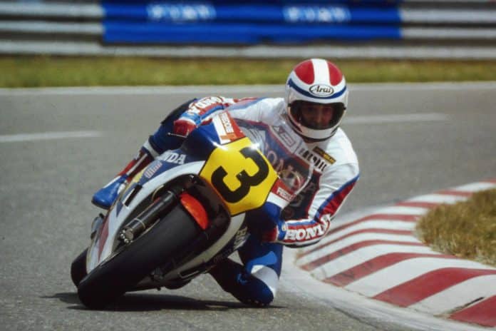 Freddie Spencer in zijn herkenbare stijl. Hier onderweg tijdens de Belgische GP van 1983 op Spa-Francorchamps.