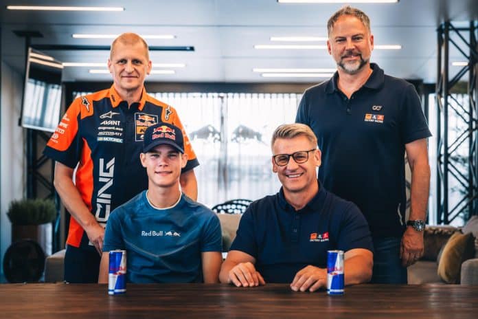 Teammanager Aki Ajo (links) en Jens Hainbach, vice-president Sports Management Road Racing bij KTM. Onder: Collin Veijer (links) en KTM motorsport-directeur Pit Beier (rechts).
