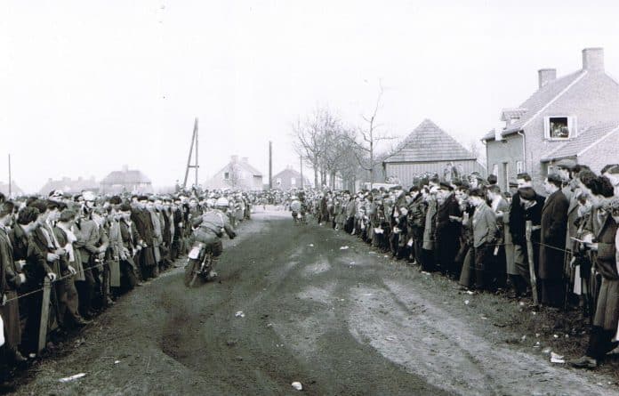 Een prachtig beeld van 1957 tijdens de Int. Motocross Sint Anthonis, met op de rug gezien John Draper (GB) op een BSA.