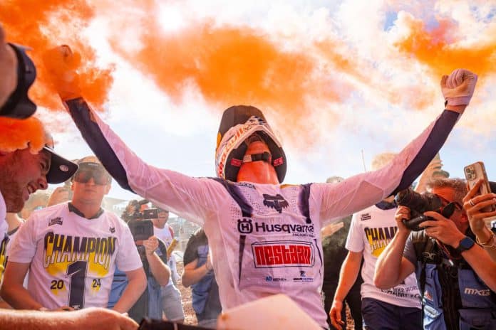 Oranje boven als Kay de Wolf de wereldtitel MX2 pakt.