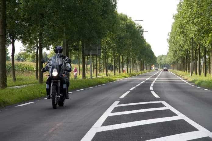 motorrijder op provinciale weg