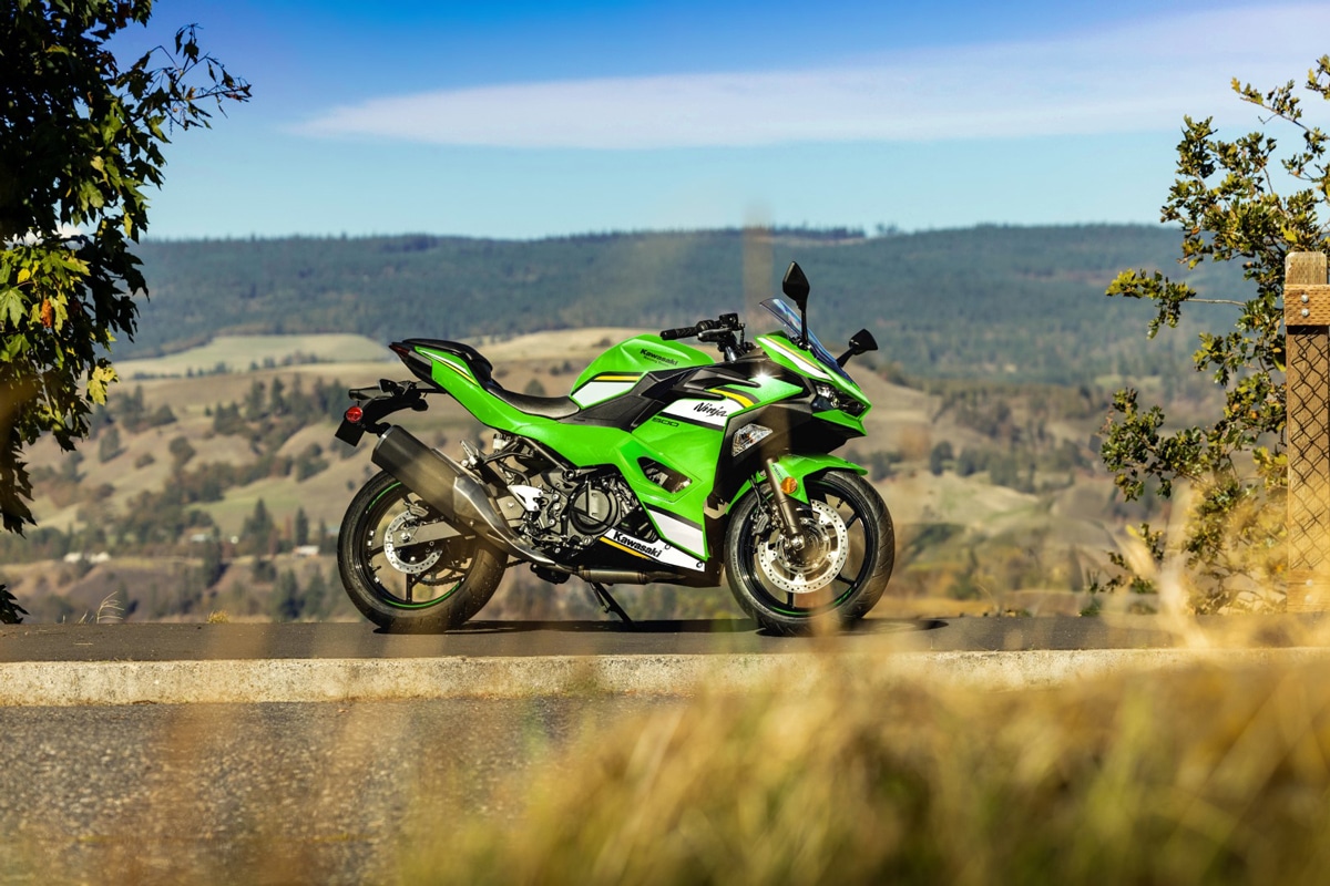 【新品】2025年 考えるカプラス 2年生 5～3月分 Kawasaki onthult de kleuren voor de 2025 Ninja 500 SE en Z500 SE