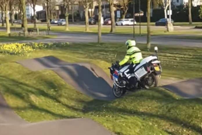 motoragent op crossbaan politie