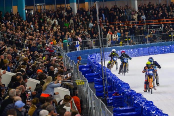 Jasper Iwema schittert in Thialf