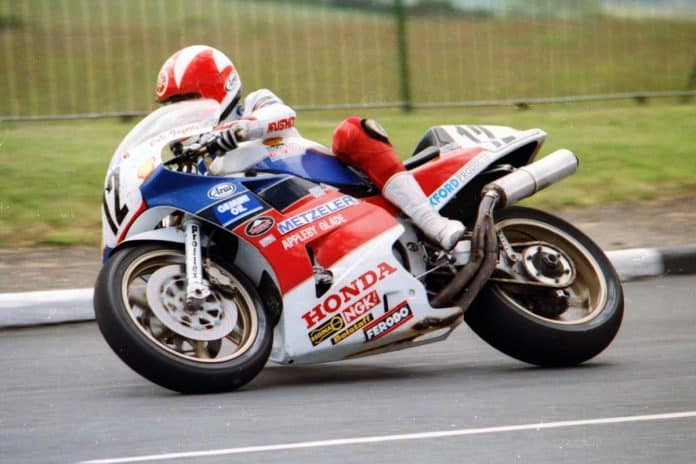 Legendarische Honda RC30 van Carl Fogarty komt onder de hamer