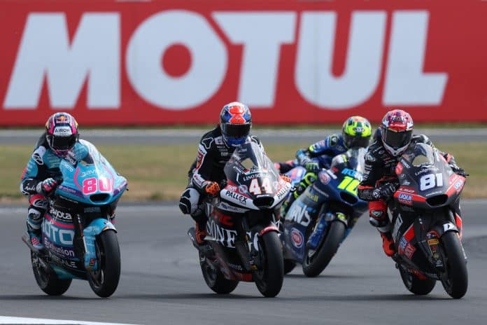 Zelfs in de laatste bochtencombinatie waren er nog volop inhaalacties in de geweldige Moto2-race. Senna Agius kwam als winnaar uit de strijd voor Diogo Moreira (10), David Alonso (80) en Aron Canet (44).