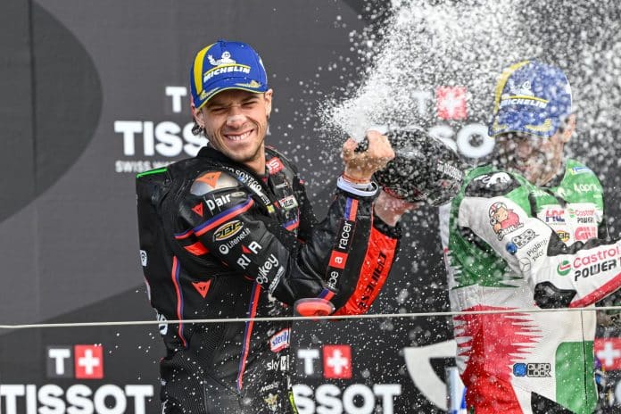 Marco Bezzecchi zorgde voor een complete verrassing door met Aprilia de Grand Prix van Groot-Brittannië te winnen.