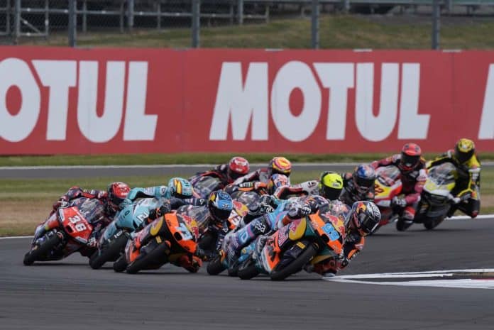 José Antonio Rueda (99) wist vanaf de laatste startpositie de Moto3-race op Silverstone te winnen.