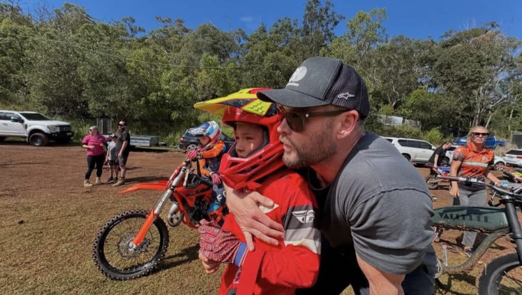 Chris Hemsworth zet motocross in de schijnwerpers