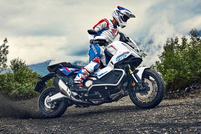 geïnspireerd op de livery van Honda's grotere adventure modellen zoals de Transalp en Africa Twin
