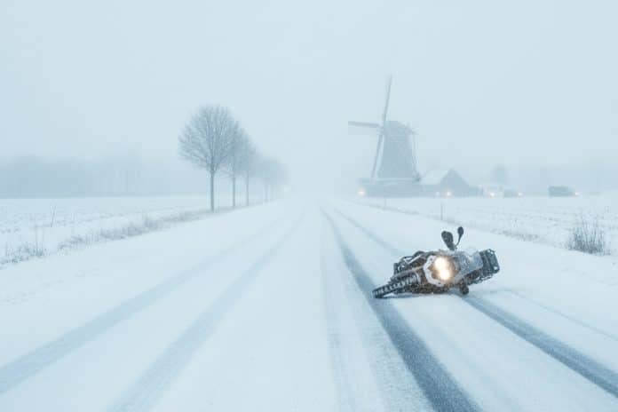 Motor in de sneeuw