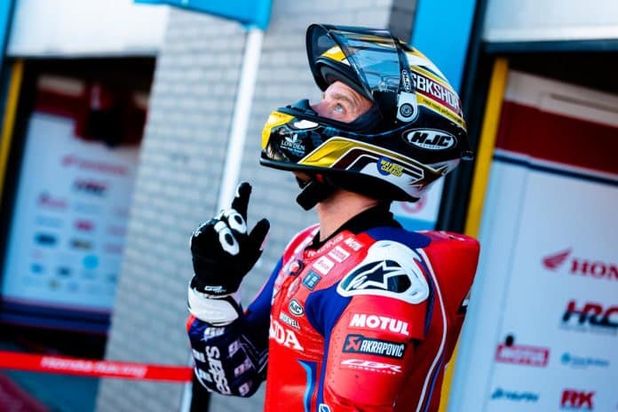 Iedere keer voordat hij op de motor stapt of het podium betreedt, maakt Tommy Bridewell een gebaar richting zijn broer Ollie.