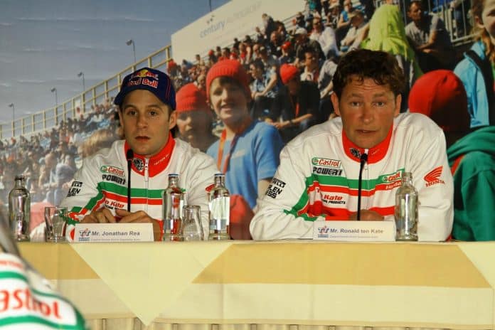 FOTO 08 - 2011 Jonatha Rea foto Henk Teerink (4)_preview Ronald ten Kate over Jonathan Rea