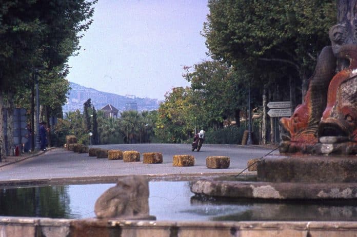 Ángel Nieto (Bultaco) tussen de prachtige entourage van fonteinen, oleanders, bomen, stropakken en stoepranden in 1976. De Spanjaard won tijdens de laatste GP-editie op Montjuïc Park de 50cc en werd tweede in 125cc achter Pierpaolo Bianchi.