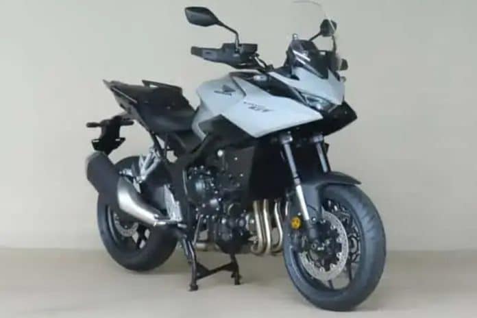 Honda-CB1000-GT-2026-Superbike-genen-in-een-tourpakket-00