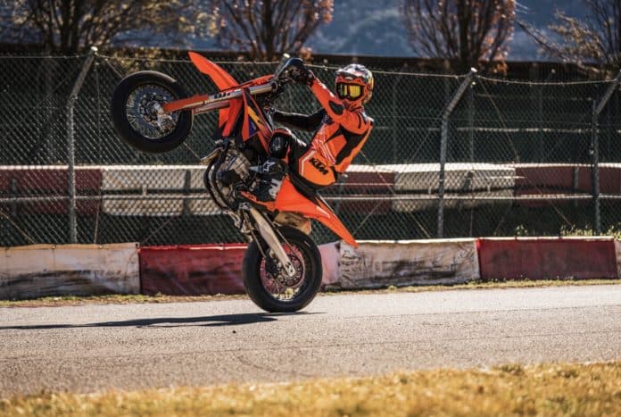 KTM presenteert vernieuwde 450 SMR voor 2026