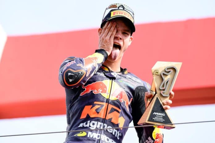 Collin Veijer pakte in Portugal zijn eerste Moto2-podiumplaats. De Nederlander werd na een geweldig optreden tweede.