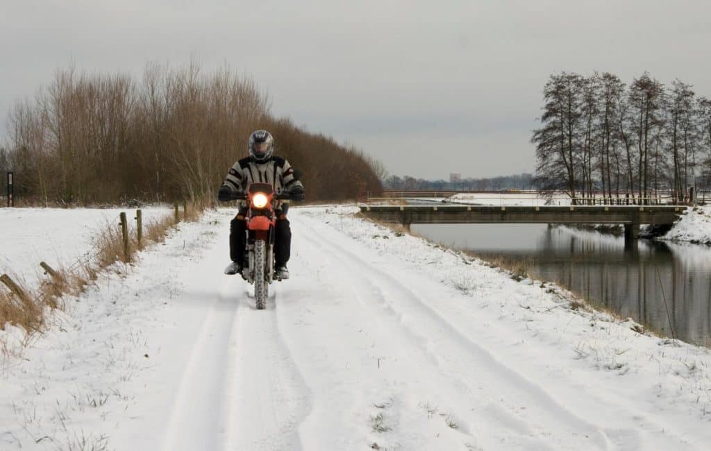 Motor in de sneeuw.