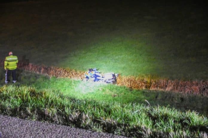 Politiemotor in sloot