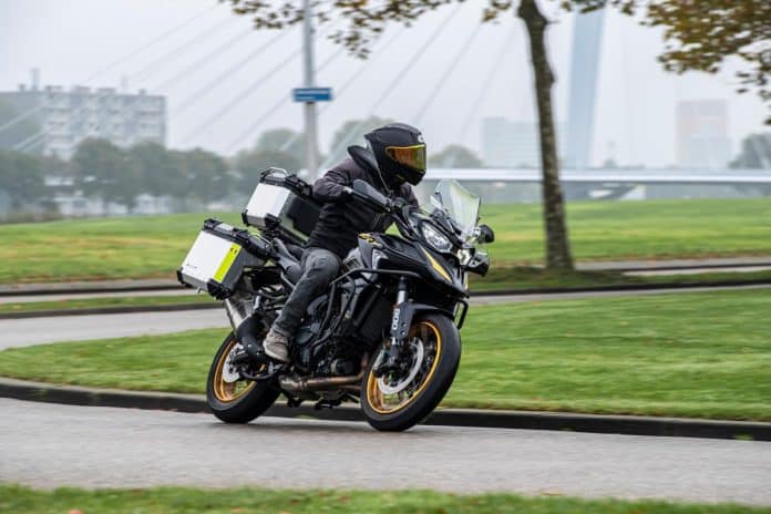 Test QJMotor SRT 900 SX