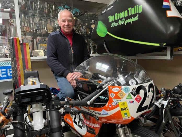 Aalt Toersen (80) op zijn Van Veen Kreidler, voor zijn indrukwekkende prijzenkast.