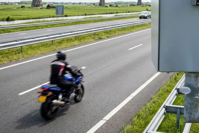 Motorrijder flitspaal nederland snelweg