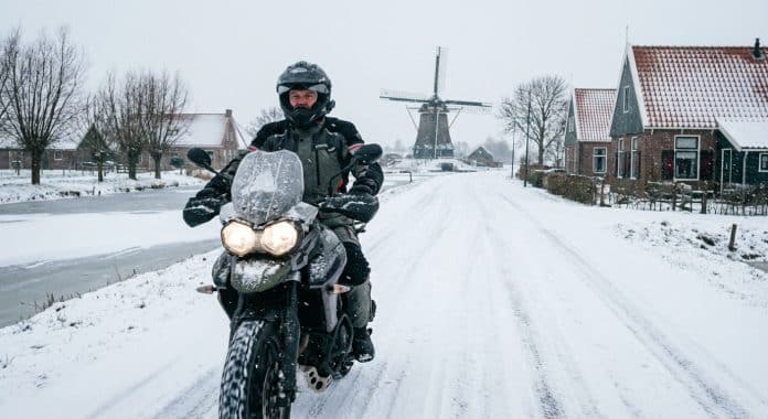 Motorrijden motorrijder in de sneeuw