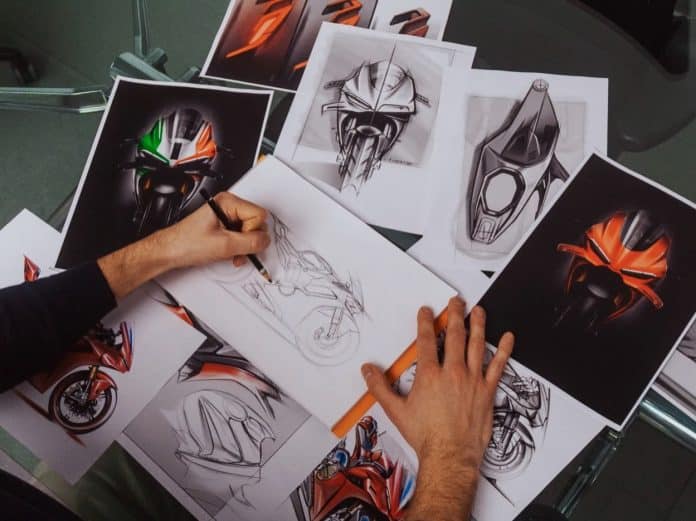 Drie prijzen in 2025 De Good Design Award bestaat al sinds 1950 en wordt ondersteund door Chicago Athenaeum: Museum of Architecture and Design en het European Centre for Architecture Art Design and Urban Studies. De prijs kijkt breed naar productdesign, dus niet alleen naar motoren. Wat het winnen van de prijs des te indrukwekkender maakt. De Good Design Award komt niet alleen: in 2025 werden ook de iF Design Award en de Red Dot Design Award aan de Panigale V4 gelinkt. Dat betekent vooral dat meerdere jury’s het ontwerp opvallend sterk vinden, elk met hun eigen criteria. En wie zijn wij om die vakjury’s tegen te spreken? Knipoog naar de Ducati 916 Bij Ducati’s zevende generatie Panigale V4 ligt de focus – net zoals bij de voorgangers – op één idee: design en aerodynamica moeten samen kloppen. Volgens Ducati komt het design voort uit een moderne interpretatie van de 916, gemixt met de racing-DNA die het merk opbouwde in het Superbike World Championship. Dus: herkenbaar Ducati, maar met de huidige techniek en oplossingen. Precisievisie In een reactie bij de toekenning benadrukte Andrea Ferraresi, directeur Strategy en Centro Stile, dat het ontwerp van de Panigale V4 voortkomt uit een “precisievisie” waarin design en performance samen worden ontwikkeld. In neutralere termen: Ducati ziet de prijs als bevestiging dat de gekozen vormtaal aansluit bij de technische intenties van het model, en dat de motorfiets in stilistische zin direct herkenbaar is als Ducati-product.