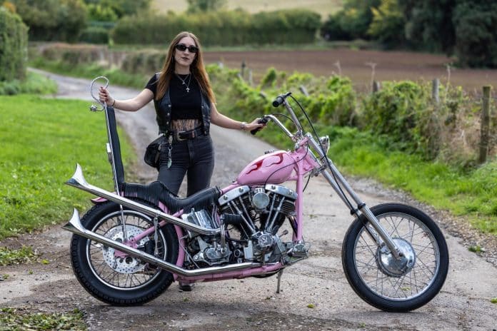 Een Shovelhead in roze en rood