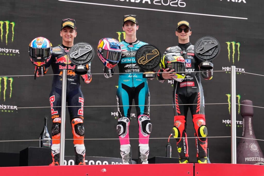 Het Moto3-podium met winnaar Máximo Quiles (midden), Álvaro Carpe (links) en David Muñoz (rechts).