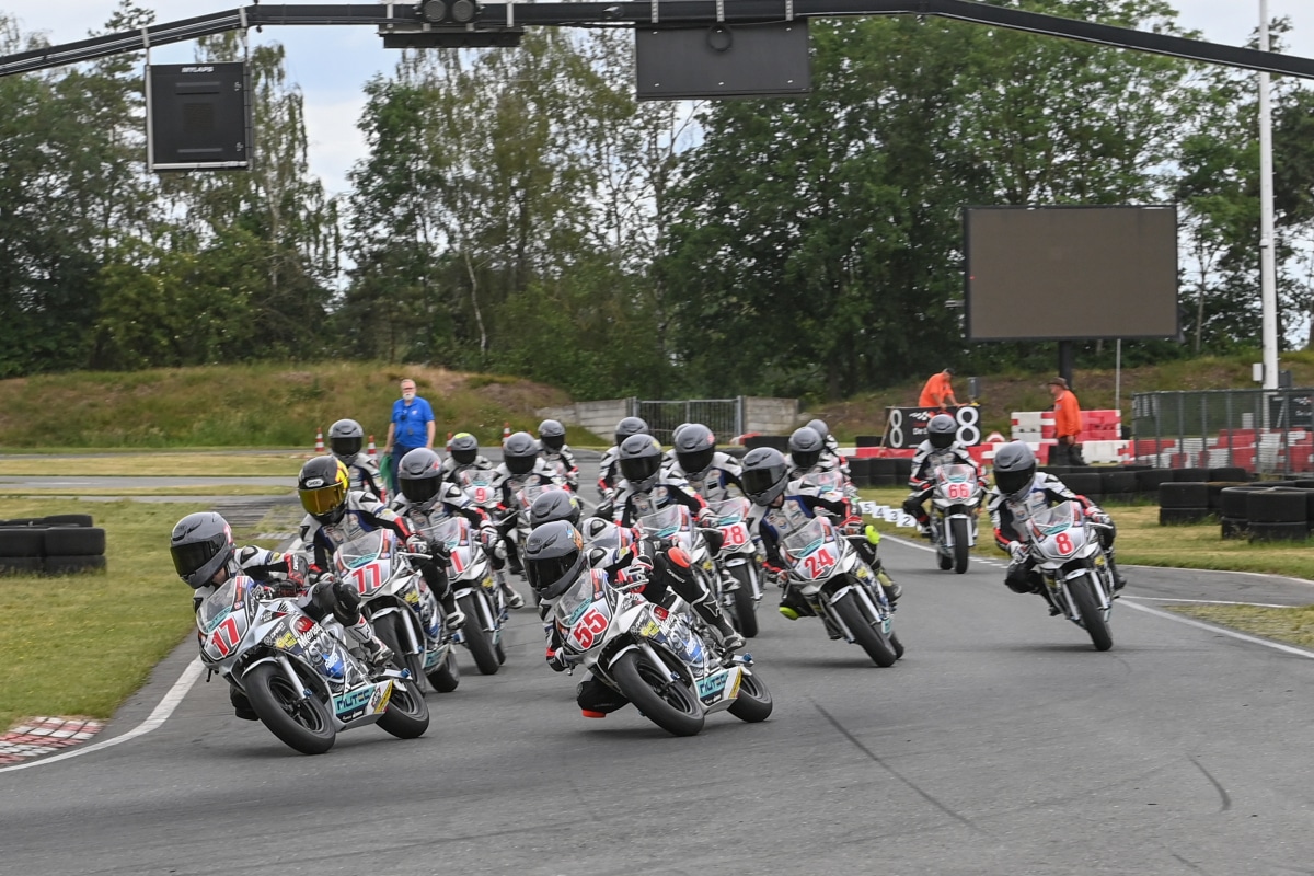 Winst voor Jesse Koelewijn in wisselvallig Veldhoven, Siem Brakke snelste rookie